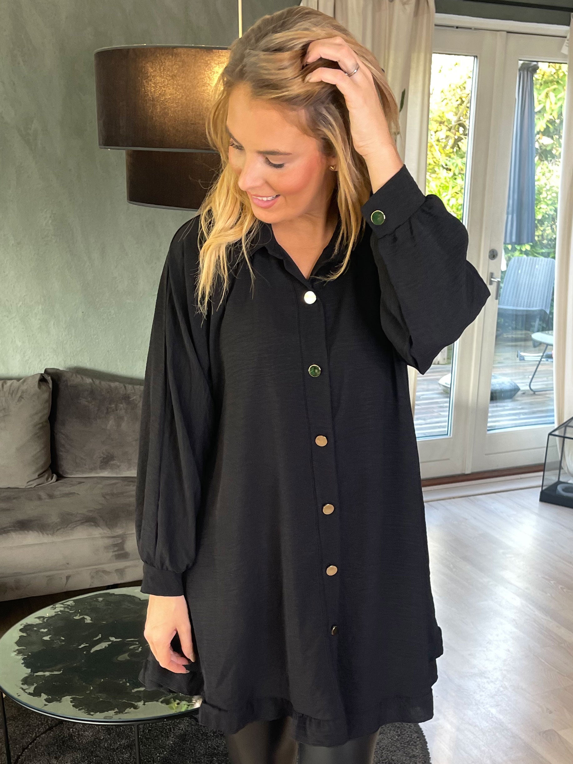 Nilsa - Söt skjortklänning med liten volang - Black